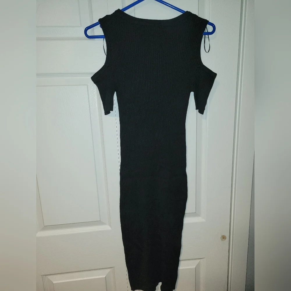 Cold Shoulder Ribbed Dress - Picture 3 of 4